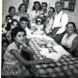 Alla famiglia di Vito fu assegnato il numero 10. �L� si trovava la stanza 26 che spartivamo con mia cugina Maria, suo marito Giovanni e i loro sette figli. Un panno scorrevole fungeva da parete divisoria�. 