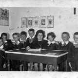 In fondo alla via era ubicata infine la scuola elementare. �Mia Zia Tina, che abitava a Torre Tresca, faceva la bidella�, precisa Vito, che ci mostra una foto d�epoca che ritrae una maestra con alcuni alunni
