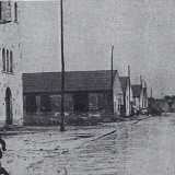 A met� strada si trovava la chiesa principale: una baracca che fu poi demolita nel 1960 per far spazio alla chiesa di San Vito