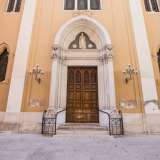 La chiesa si presenta tripartita da alte lesene in tre scomparti: in quello centrale si apre il portale d�ingresso con arco a sesto acuto, affiancato da colonne ornate da capitelli misti, su cui � poggiato l�archivolto modanato