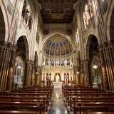 Non ci resta ora che entrare. Varcata la soglia veniamo rapiti dalla bellezza e solennit� della chiesa, in cui predominano colori caldi che avvolgono totalmente il nostro sguardo