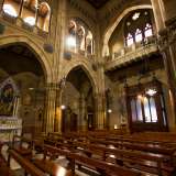 La pianta � a tre navate divise da pilastri polistili congiunti da archi a sesto acuto, sopra quali ricorre l�elegante triforio
