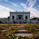 Un'elegante residenza che durante la Seconda guerra mondiale accolse un vertice militare che vide come protagonisti Eisenhower, Alexander, Badoglio e probabilmente anche il re Vittorio Emanuele III. � il ritratto di Villa Longo De Bellis