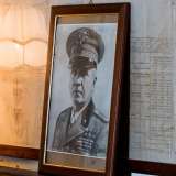 Tra queste mura Badoglio chiese senza successo una fornitura d'armi ad Alexander e Eisenhower. Una delusione per il maresciallo, il cui passaggio nella villa � oggi esaltato da un suo ritratto poggiato sul pianoforte della stanza 