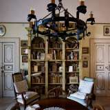 ...� sovrastato da un lampadario dotato di otto candelotti...