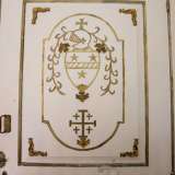 Notiamo anche delle porte laterali decorate d'oro...