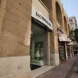 ... inglobano una sfilza di negozi: enoteche, bar, profumerie e rivendite di abbigliamento