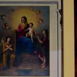 I nostri occhi fanno subito incetta di quadri. Ai lati dell'ingresso notiamo innanzitutto due opere di Nicola Zito, pittore barese dell'800: una Madonna con il bambino Ges� e due angeli da un parte...