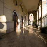 Superato un cancello nero si entra cos� nel portico...