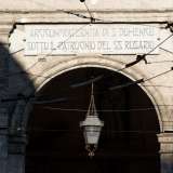L�appartenenza all�ordine � altres� ribadita dall�epigrafe in marmo posta sull�arcata centrale della facciata