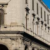 Al di sopra della cornice mediana si apre il secondo ordine, ripartito da quattro paraste o �finte colonnine� dagli eleganti capitelli ionici. Qua si trovano due file di tre finestre ciascuna...