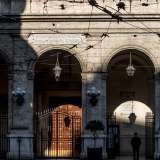 Archi che sono arricchiti da graziose lanterne pendenti