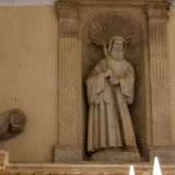 A chiudere la trabeazione, al centro di un timpano spezzato, si erge la statua di San Francesco da Paola incappucciato. Perch� � proprio a questo santo che fu originariamente dedicata la chiesa