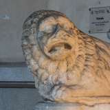 ...e da due massicci leoni stilofori in calcare...