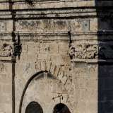 � decorato con capitelli e monofore e termina con una copertura a forma di cono