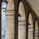 � caratterizzata al primo livello da un lungo e inedito porticato segnato da alte arcate e impostato su lesene laterali e robusti pilastri