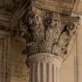 ...che sorreggono due basse colonnine scanalate con capitelli corinzi