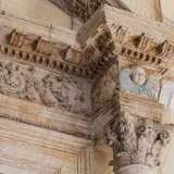 Sopra sono poggiati due blocchetti cubici disegnati con volti di angeli e cornicette dentellate