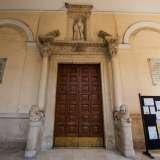 L�ambiente � segnato dall�andamento continuo degli archetti interni...
