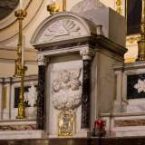 ...e un timpano curvilineo che presenta �l�ambiguo� simbolo dell�Occhio della Provvidenza