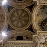 L�edificio, a unica navata, � coperto da una volta a botte lunettata con fondo piano, ripartito a sua volta da grandi archi dorati su cui si alternano rosette laccate, sinuosi intrecci vegetali e motivi geometrici