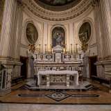 Ci spostiamo ora verso l�altare maggiore in marmo bianco. Sospeso su due grosse volute � corredato di un tabernacolo a tempietto sorretto da colonnine marroni e capitelli a fogliame