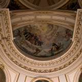 Il catino absidale � concluso da un�opera di Umberto Colonna. Qui un San Domenico inginocchiato con lo sguardo rivolto a Maria � ritratto nel momento dell�illuminazione divina