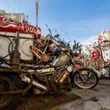 Ad accoglierci, prima ancora dell�uomo, � la sua colorata arte. Vicino all�entrata fanno bella mostra di s� una stramba motocicletta costruita con materiale riciclato, una lattina gigante della Coca-Cola...
