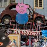Noi nel frattempo ammiriamo una Fiat 500 sospesa nel cielo con alla �guida� una Peppa Pig ricavata dal cofano della macchina stessa. Sotto la creazione spicca la scritta a caratteri cubitali �Simone� con il suo numero di telefono