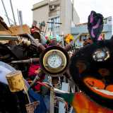 ...e la riproduzione di Bing (il coniglietto nero amato dai bambini), poggiato su un orologio realizzato con il timone di una barca