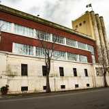 Per visitarla, venendo dal centro cittadino, percorriamo dunque corso Vittorio Veneto. Superato il liceo artistico Pino Pascali, la caserma ci appare sulla sinistra, in tutti i suoi 4200 metri quadri di grandezza