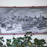 Una foto in bianco e nero mostra invece Pinerolo (Pignerol in francese), il piccolo paese del Piemonte in cui nel 1821 ebbe inizio il movimento insurrezionale che preluse al Risorgimento
