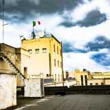 L�ultima tappa del nostro viaggio � il terrazzo, l� dove campeggia la bandiera dell�Italia: il drappo tricolore che pu� sventolare libero al vento, in un luogo che ottant�anni fa era tinto solo di nero