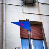 Si chiama �colonnella� e nonostante il nome, sta a indicare la presenza del generale all�interno della caserma. Ogni qualvolta il comandante si allontana dalla citt�, la bandierina viene ammainata