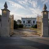 E di fronte a Villa Longo De Bellis, dimora in cui nel 1943 si incontrarono Badoglio, Alexander ed Eisenhower...