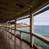 Ha un aspetto pi� rassicurante la terrazza sul mare, un tempo illuminata da vistosi faretti, ma oggi priva di qualsiasi arredamento
