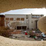 Il complesso � stato completamente murato. La bassa marea ci permette per� di osservare dagli scogli quel che resta del terrazzino e parte degli interni... 