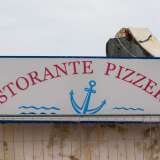 A ricordo del locale, chiuso nel gennaio del 2019, rimane l�insegna con su scritto "ristorante pizzeria" abbellita da due onde azzurre stilizzate