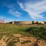 Di fronte ecco invece le alte mura perimetrali dello stadio �fantasma�...