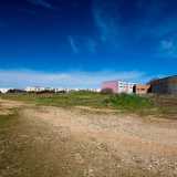 E infine la nostra pista. Guardando per terra capiamo di trovarci su una spianata in terra e pietrisco che gira attorno a tutto il campo sportivo. Pare in realt� una normale strada di campagna e guardandola si fa fatica a immaginare che si tratti in realt� del tracciato del grande circuito automobilistico