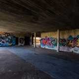 ...con all�interno un colorato spettacolo di murales sulle pareti