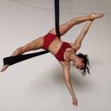 �Grazie a questo supporto riesco a restare sospesa facendo acrobazie e intere coreografie, afferrando l�amaca e attorcigliandola a gambe e braccia�