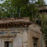 � evidente lo stato di degrado di tutto il complesso, con gli alberi cresciuti all�interno dello stesso edificio