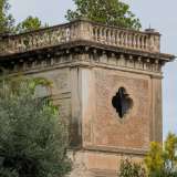 Sul terrazzino si innalza un piccolo ma elegante torrino balaustrato, arricchito da una serie di graziose colonnine e da una finestra a quattro ovali