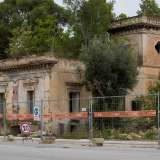 ...con il suo color beige, il suo elegante torrino e l�evidente stato di degrado