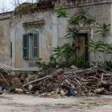 Ci facciamo strada tra i materiali da costruzione per poter studiare da vicino l�ingresso