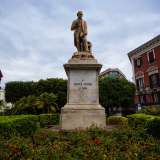 La splendida statua infatti, inserita tra i giardini di piazza Massari e il rosso edificio di Palazzo Diana...
