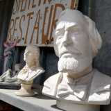 ...Ruggiero ci indica con il dito il mezzobusto di Giuseppe Verdi, che affianca quello del poeta Schiller
