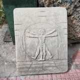 ...un bassorilievo dell�Uomo vitruviano di Da Vinci...