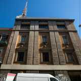 Volgendo lo sguardo verso l�alto si succedono, su entrambe le facciate, tre ordini di finestre incassate, separate dal piano terra mediante una striscia in marmo bianca che si snoda lungo tutto l�edificio